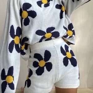 Daisy Pattern Knit Sweater and Shorts Set - White and Navy